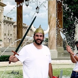 Laurent Ournac avec sa femme Ludivine et leurs enfants Capucine et Léon au Puy du fou, août 2021