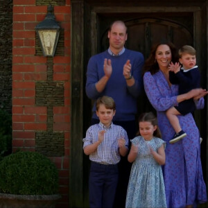 Le prince William et Kate Middleton avec leurs trois enfants, George, Charlotte et Louis, devant leur maison d'Anmer Hall (Norfolk), pour applaudir le personnel soignant pendant la pandémie de Covid-19. Avril 2020