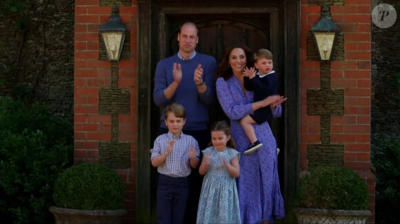 Le prince William et Kate Middleton avec leurs trois enfants, George, Charlotte et Louis, devant leur maison d'Anmer Hall (Norfolk), pour applaudir le personnel soignant pendant la pandémie de Covid-19. Avril 2020