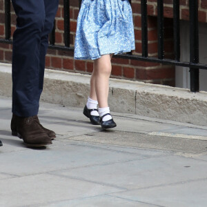 Le prince William, duc de Cambridge arrive avec ses enfants le prince George de Cambridge et la princesse Charlotte de Cambridge à l'hôpital St Marys après que sa femme Catherine (Kate) Middleton, duchesse de Cambridge ait donné naissance à leur troisième enfant à Londres le 23 avril 2018.