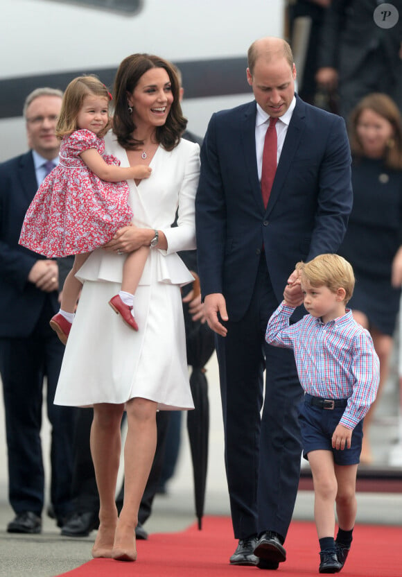 Kate Catherine Middleton, duchesse de Cambridge, la princesse Charlotte, le prince William, duc de Cambridge, et le prince George - Le couple princier d'Angleterre à leur arrivée à l'aéroport Chopin à Varsovie, à l'occasion de leur voyage de deux jours en Pologne. Le 17 juillet 2017