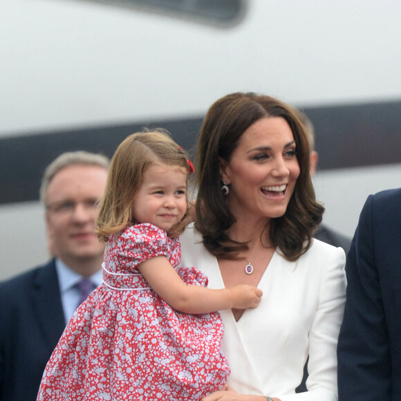 Kate Catherine Middleton, duchesse de Cambridge, la princesse Charlotte, le prince William, duc de Cambridge, et le prince George - Le couple princier d'Angleterre à leur arrivée à l'aéroport Chopin à Varsovie, à l'occasion de leur voyage de deux jours en Pologne. Le 17 juillet 2017