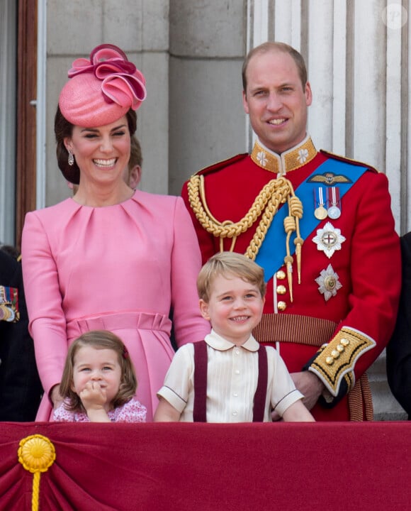 Catherine Kate Middleton, duchesse de Cambridge, la princesse Charlotte, le prince George et le prince William, duc de Cambridge - La famille royale d'Angleterre au palais de Buckingham pour assister à la parade "Trooping The Colour" à Londres le 17 juin 2017.
