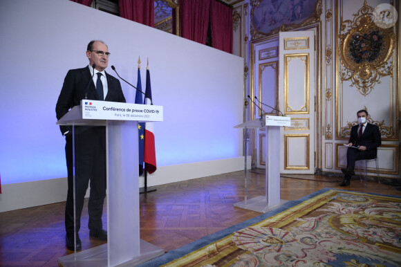 Le Premier ministre Jean Castex et le ministre de la santé Olivier Véran à Paris le 6 décembre 2021, après le conseil de défense sanitaire sur les mesures contre la pandémie de la Covid-19