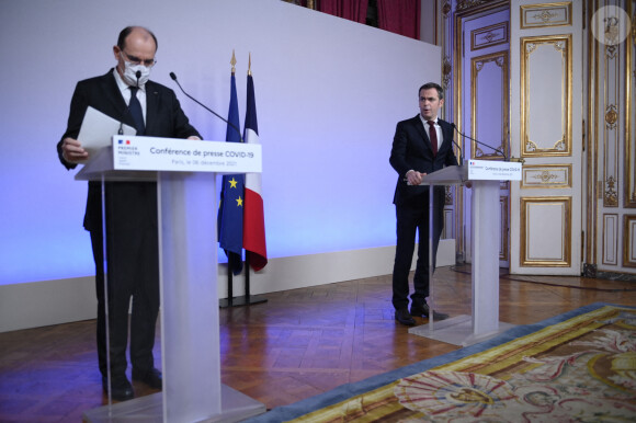 Le Premier ministre Jean Castex et le ministre de la santé Olivier Véran à Paris après le conseil de défense sanitaire sur les mesures contre la pandémie de la Covid-19