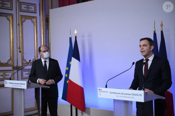 Le ministre de la santé Olivier Véran lors de la conférence de presse avec le Premier ministre Jean Castex à Paris le 6 décembre 2021, après le conseil de défense sanitaire sur les mesures contre la pandémie de la Covid-19