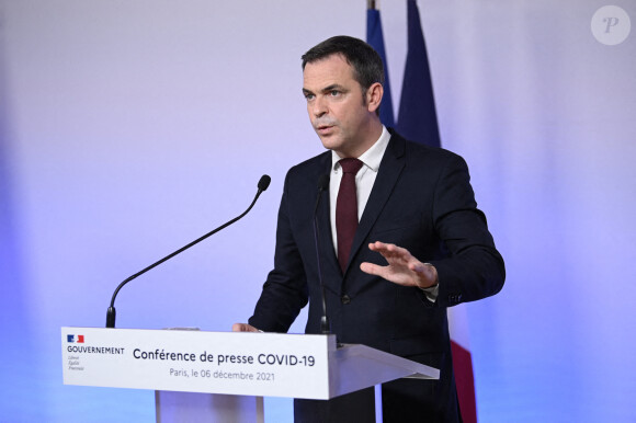 Le ministre de la santé Olivier Véran lors de la conférence de presse avec le Premier ministre Jean Castex à Paris le 6 décembre 2021, après le conseil de défense sanitaire sur les mesures contre la pandémie de la Covid-19