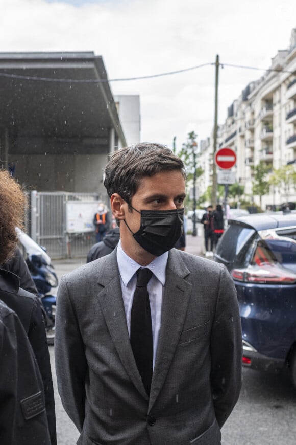 Le Premier ministre, Jean Castex, Emmanuelle Wargon, ministre déléguée auprès de la ministre de la Transition écologique, chargée du Logement et Gabriel Attal, Porte-parole du Gouvernement - Déplacement du Premier ministre, à Issy-les-Moulineaux, France, le 17 mai 2021, sur le thème du logement et de la ville durable au chantier de la résidence Hoya. © Pierre Perusseau/Bestimage