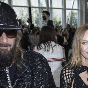 Sébastien Tellier et Vanessa Paradis assistent au défilé de mode Chanel, collection Métiers d'Art 2021-2022 au 19M. Paris, le 7 décembre 2021 © Olivier Borde / Bestimage