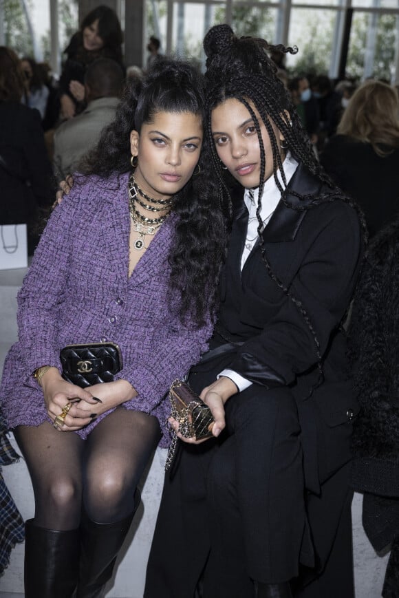 Les chanteuses Lisa-Kaindé Diaz et Naomi Diaz (du groupe Ibeyi) assistent au défilé de mode Chanel, collection Métiers d'Art 2021-2022 au 19M. Paris, le 7 décembre 2021 © Olivier Borde / Bestimage