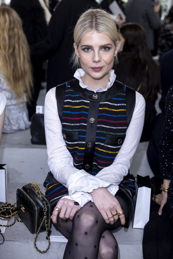 Lucy Boynton assiste au défilé de mode Chanel, collection Métiers d'Art 2021-2022 au 19M. Paris, le 7 décembre 2021 © Olivier Borde / Bestimage