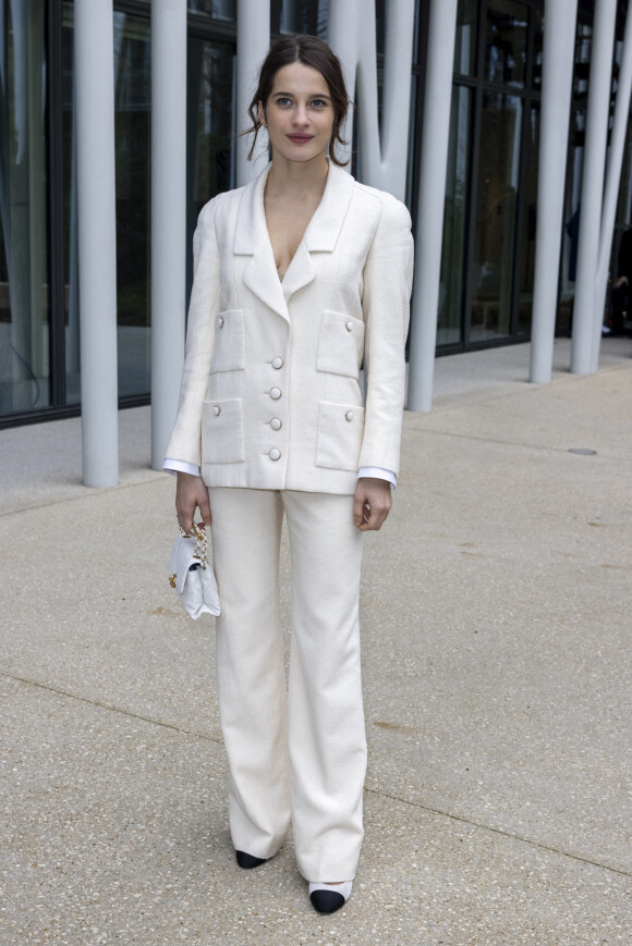 Rebecca Marder assiste au défilé de mode Chanel, collection Métiers d'Art 2021-2022 au 19M. Paris, le 7 décembre 2021 © Olivier Borde / Bestimage