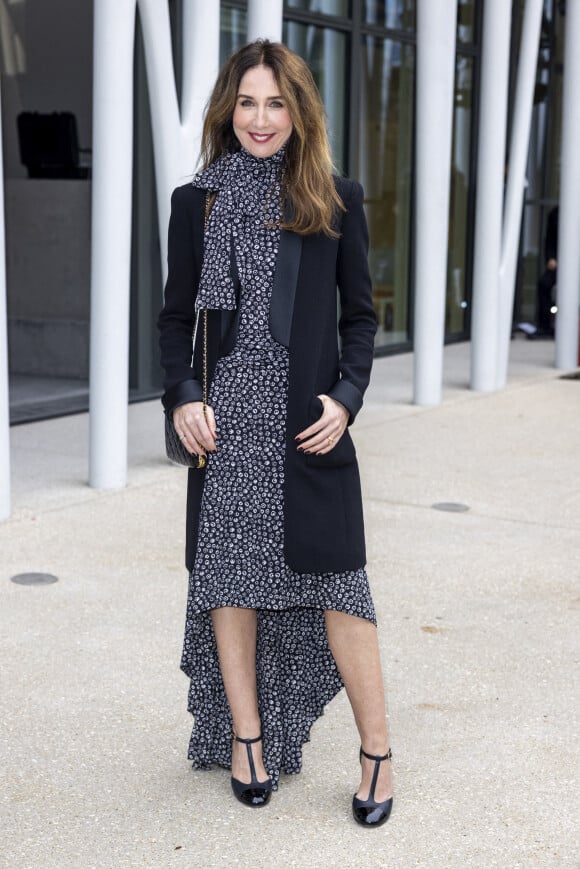 Elsa Zylberstein assiste au défilé de mode Chanel, collection Métiers d'Art 2021-2022 au 19M. Paris, le 7 décembre 2021 © Olivier Borde / Bestimage