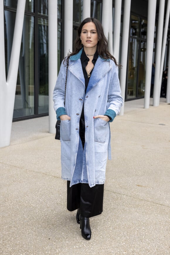 Clara Ysé assiste au défilé de mode Chanel, collection Métiers d'Art 2021-2022 au 19M. Paris, le 7 décembre 2021 © Olivier Borde / Bestimage