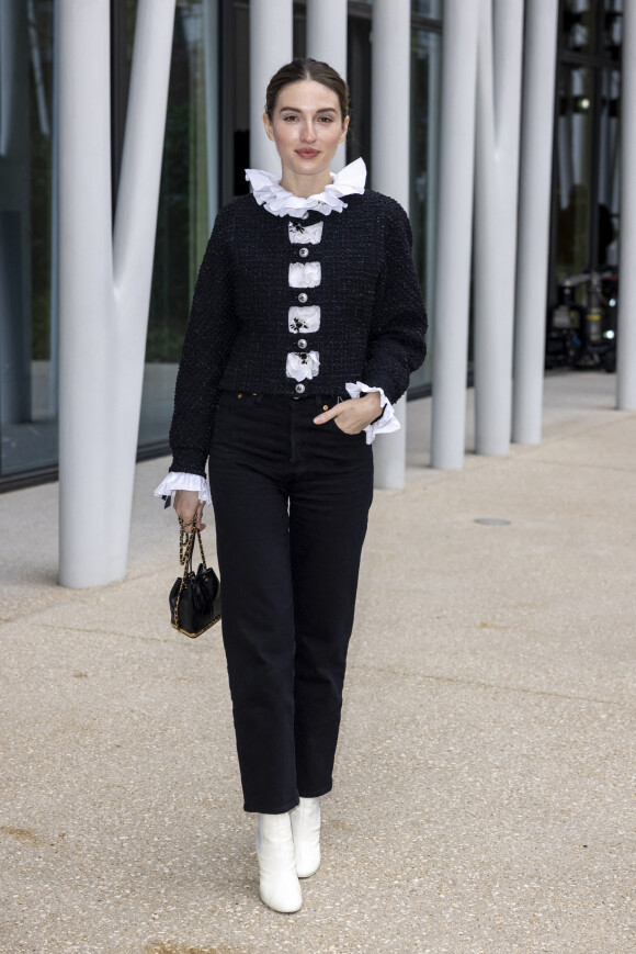 Maria Valverde assiste au défilé de mode Chanel, collection Métiers d'Art 2021-2022 au 19M. Paris, le 7 décembre 2021 © Olivier Borde / Bestimage