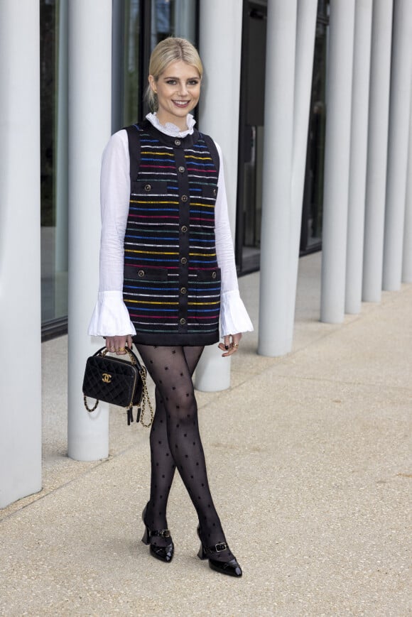 Lucy Boynton assiste au défilé de mode Chanel, collection Métiers d'Art 2021-2022 au 19M. Paris, le 7 décembre 2021 © Olivier Borde / Bestimage