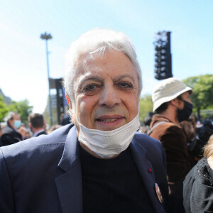 Enrico Macias - Hommage à Sarah Halimi, assassinée en avril 2017, sur la place du Trocadero à Paris. Le 25 avril 2021