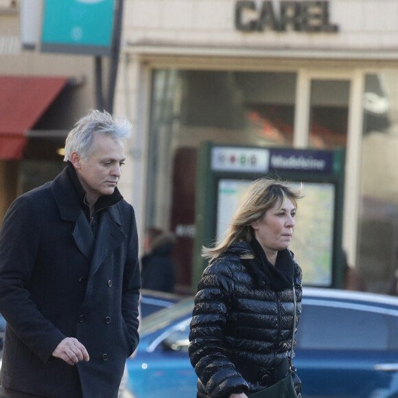 Mathilde Seigner et son compagnon Mathieu Petit - Arrivées des personnalités en l'église de La Madeleine pour les obsèques de Johnny Hallyday à Paris. Le 9 décembre 2017 