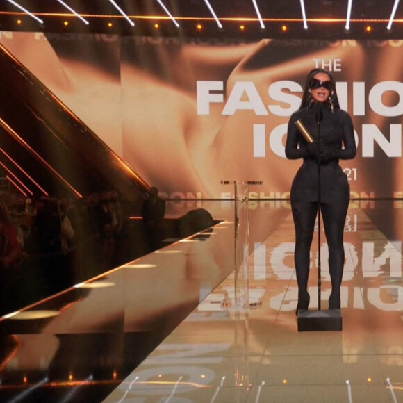 Kim Kardashian a reçu le prix de Fashion Icon aux People's Choice Awards 2021, au Barker Hangar à Santa Monica. Le 7 décembre 2021.