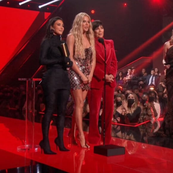 Kris Jenner et ses filles Kim et Khloé Kardashian reçoivent le prix de Meilleure émission de télé-réalité aux E! People's Choice Awards 2021, au Barker Hangar à Santa Monica. Le 7 décembre 2021.