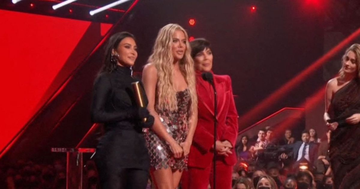 Kris Jenner Et Ses Filles Kim Et Khloé Kardashian Reçoivent Le Prix De Meilleure émission De 0556