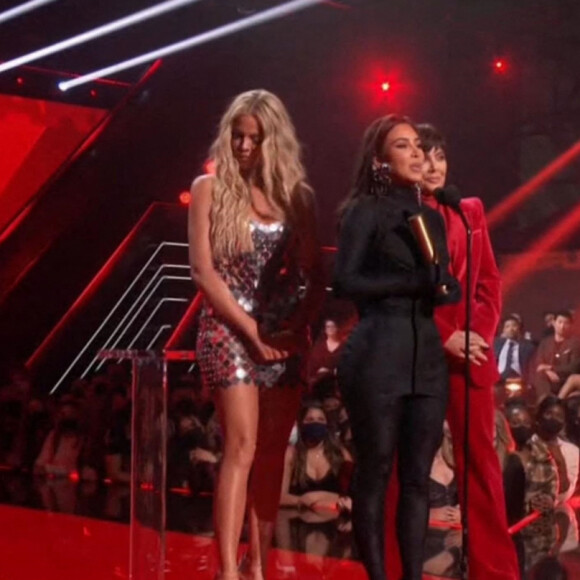 Kris Jenner et ses filles Kim et Khloé Kardashian reçoivent le prix de Meilleure émission de télé-réalité aux E! People's Choice Awards 2021, au Barker Hangar à Santa Monica. Le 7 décembre 2021.