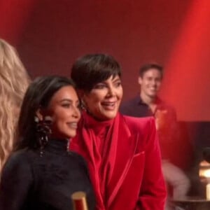 Kris Jenner et ses filles Kim et Khloé Kardashian reçoivent le prix de Meilleure émission de télé-réalité aux E! People's Choice Awards 2021, au Barker Hangar à Santa Monica. Le 7 décembre 2021.