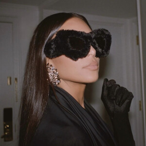 Kim Kardashian a reçu le prix de Fashion Icon aux People's Choice Awards et fait sensation grâce à son look.