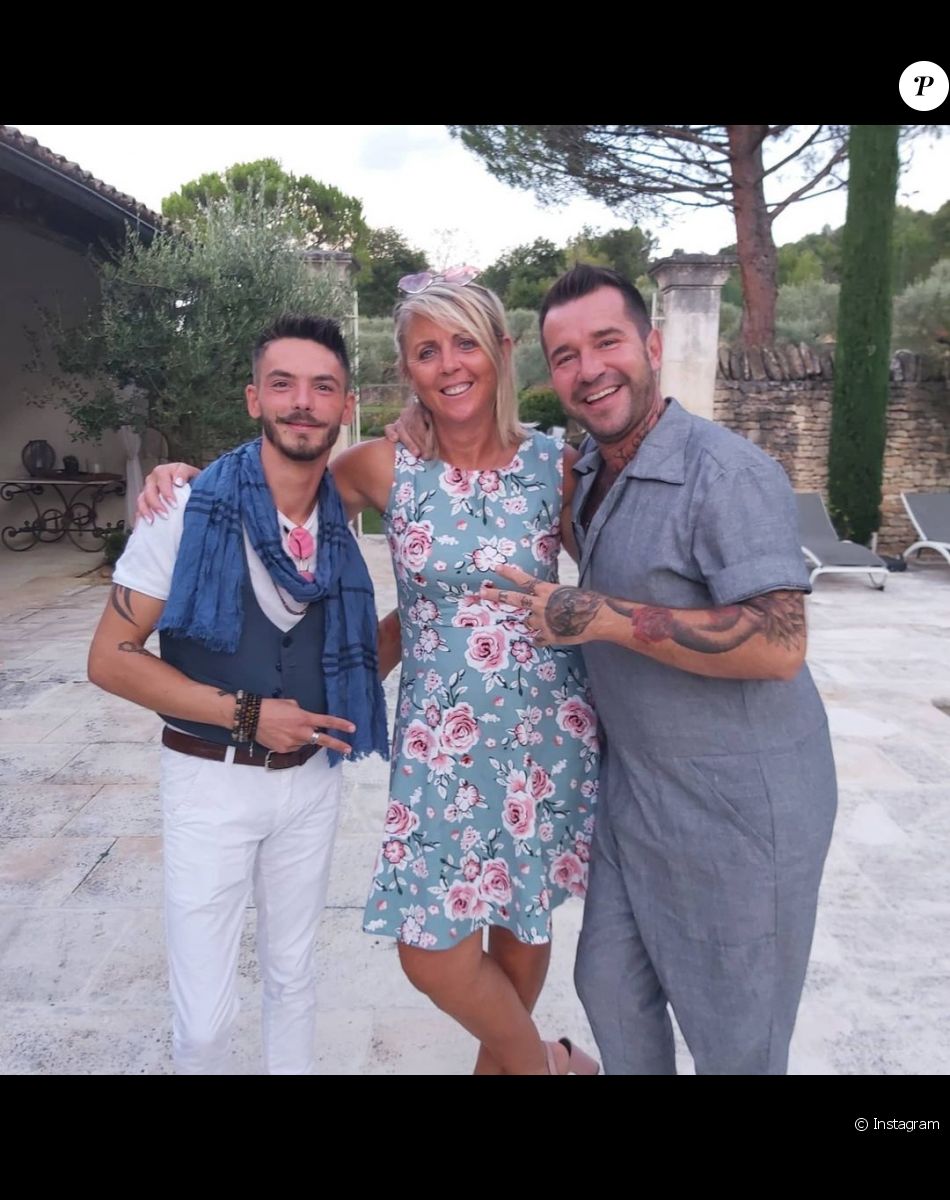 Nathalie de "L'amour est dans le pré 2021" avec Mathieu et Alexandre lors du tournage du bilan