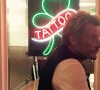 Johnny Hallyday devant son salon de tatouage préféré à Los Angeles, le Shamrock Social Club, sur Instagram en 2015. 