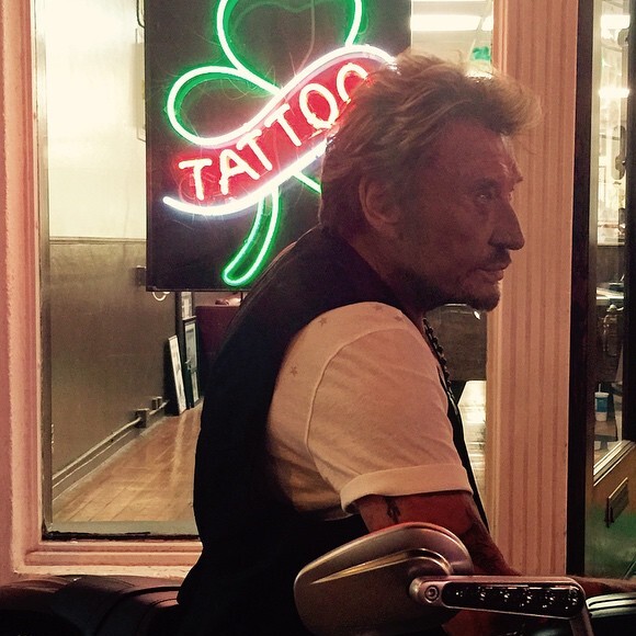 Johnny Hallyday devant son salon de tatouage préféré à Los Angeles, le Shamrock Social Club, sur Instagram en 2015. 