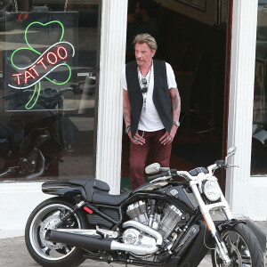 Exclusif - Johnny Hallyday lors d'un photoshoot avec des motos devant un salon de tatouage à West Hollywood, le 16 mars 2014.