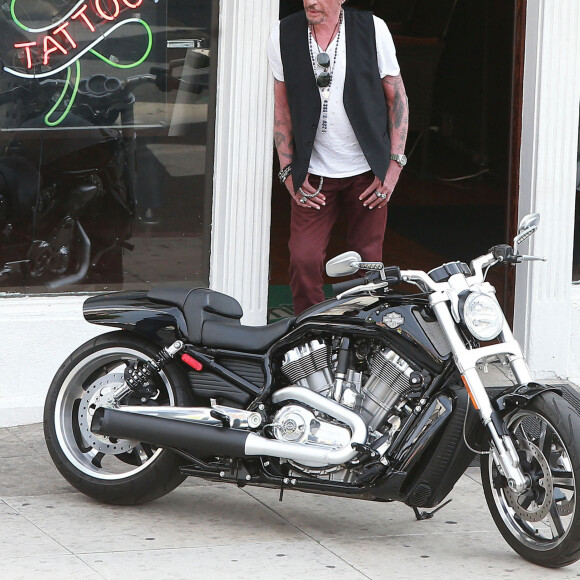 Exclusif - Johnny Hallyday lors d'un photoshoot avec des motos devant un salon de tatouage à West Hollywood, le 16 mars 2014.