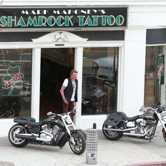 Exclusif - Johnny Hallyday lors d'un photoshoot avec des motos devant un salon de tatouage à West Hollywood, le 16 mars 2014.