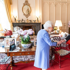 La reine Elisabeth II d'Angleterre remet à Thomas Trotter la Médaille de la Reine pour la musique lors d'une audience au château de Windsor, Royaume Uni, le 8 decembre 2021.