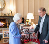 La reine Elisabeth II d'Angleterre remet à Thomas Trotter la Médaille de la Reine pour la musique lors d'une audience au château de Windsor, Royaume Uni, le 8 decembre 2021. 