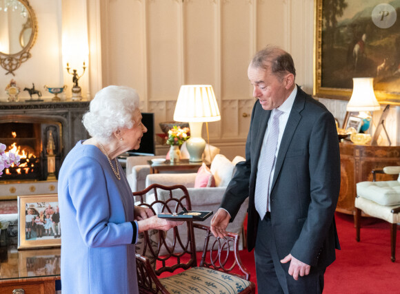 La reine Elisabeth II d'Angleterre remet à Thomas Trotter la Médaille de la Reine pour la musique lors d'une audience au château de Windsor, Royaume Uni, le 8 decembre 2021. 