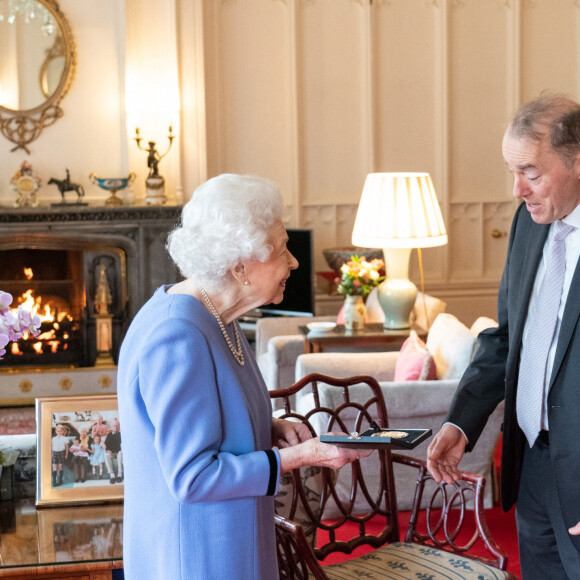 La reine Elisabeth II d'Angleterre remet à Thomas Trotter la Médaille de la Reine pour la musique lors d'une audience au château de Windsor, Royaume Uni, le 8 decembre 2021. 