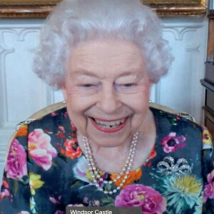 La reine Elisabeth II d'Angleterre en audience virtuelle depuis le château de Windsor, pour remettre la médaille "The Queen's Gold Medal for Poetry" au palais de Buckhingham à Londres. Le 28 octobre 2021 