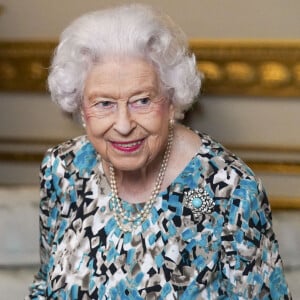 La reine Elisabeth II d'Angleterre découvre le bâton des Jeux du Commonwealth de Birmingham 2022 au palais de Buckingham à Londres, Royaume Uni. 