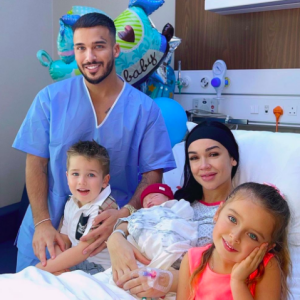Jazz à l'hôpital après avoir donné naissance à son troisième enfant London. Elle est entouré de son compagnon Laurent et de ses enfants Chelsea et Cayden.