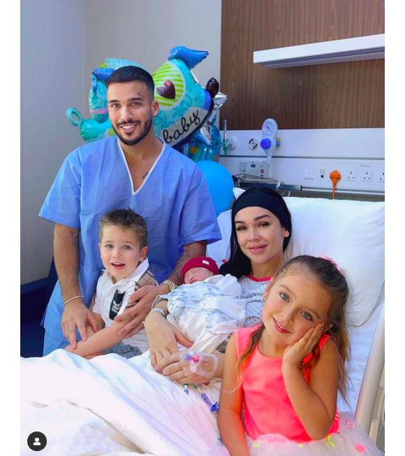 Jazz à l'hôpital après avoir donné naissance à son troisième enfant London. Elle est entouré de son compagnon Laurent et de ses enfants Chelsea et Cayden.