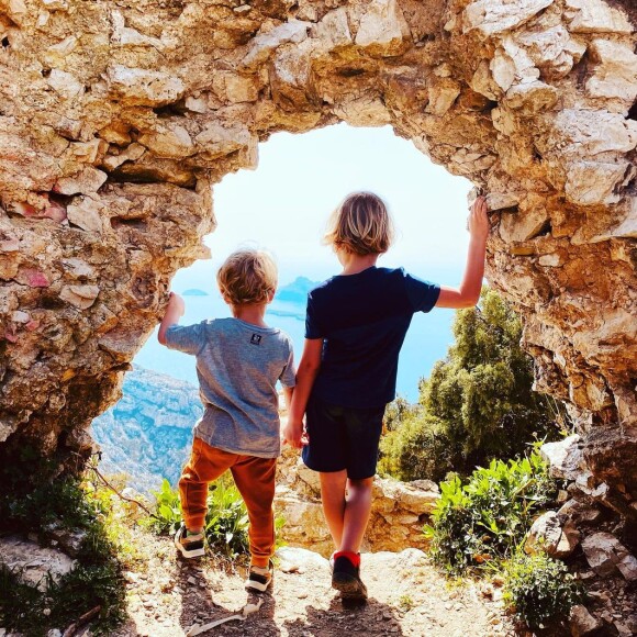 Marcus et Solal, les fils d'Elodie Varlet, face à la mer en avril 2021