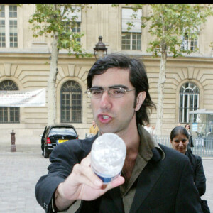 David Moreau au mariage de Patrick Bruel à la mairie de du 4ème arrondissement de Paris.