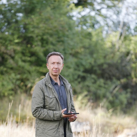 Stéphane Bern tient son premier rôle devant la caméra d'O. Guignard dans le téléfilm de France 3 "La Mort vue du ciel" à Châteauneuf-sur-Charente, le 17 août 2020.