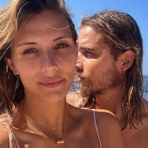 Camille Cerf amoureuse : séjour romantique à l'hôtel avec le beau Théo