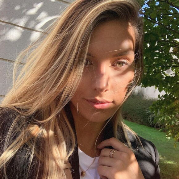 Camille Cerf amoureuse : séjour romantique à l'hôtel avec le beau Théo