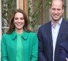Le prince William, duc de Cambridge, et Kate Middleton, duchesse de Cambridge, entourés d'élèves de l'école Heathlands, lors d'une visite aux jardins botaniques royaux de Kew pour l'événement "Generation Earthshot" à Londres. 