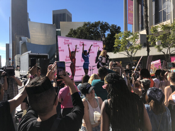 Joie des fans de Britney Spears lors du Rally Free Britney à Los Angeles le 12 novembre 2021 après la décision de justice qui libère la star américaine de sa tutelle après 13 ans.