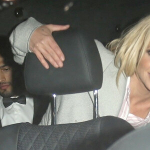 Britney Spears et son compagnon Sam Asghari montent en voiture après la soirée des beauty awards à Hollywood le 25 février 2018. 